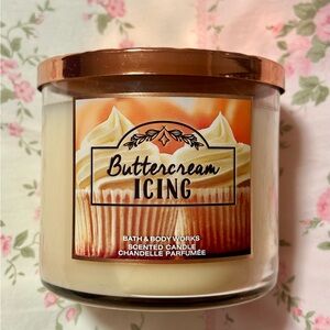 Bath & Body Works Buttercream Icing Scented Candle - DISCONTINUED!